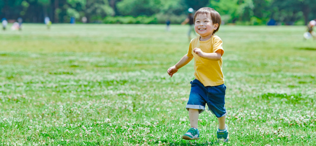 Niño corriendo zapato respetuoso