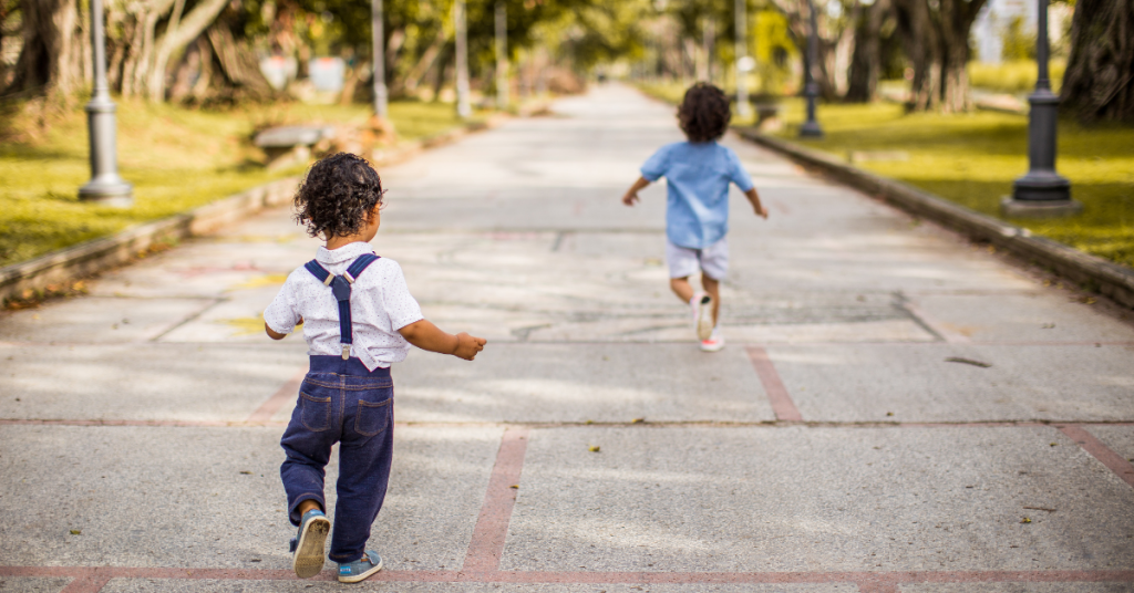 Niños corriendo zapatos respetuosos