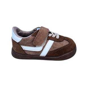 La zapatilla respetuosa Zapyflex marrón y blanca de ante combina estilo y confort para acompañar el crecimiento natural de los pies de tu peque. Fabricada en piel y ante suave, con suela fina, flexible y sin drop, ofrece libertad de movimiento, ligereza y máxima comodidad. Ideal para el día a día, con horma amplia y cierre adherente que facilita la autonomía. Zapatilla respetuosa Zapyflex marrón y blanca de ante – Calzado infantil flexible y cómodo