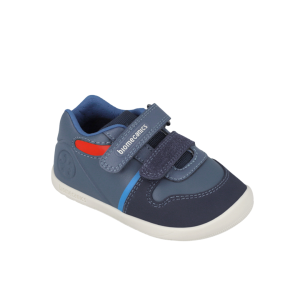 Zapatilla azul sport infantil Biomecanics con velcros, diseño respetuoso para primeros pasos.
