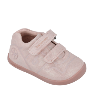 Zapatilla infantil rosa con brillo de ante Biomecanics, respetuosa y con dos velcros para primeros pasos.