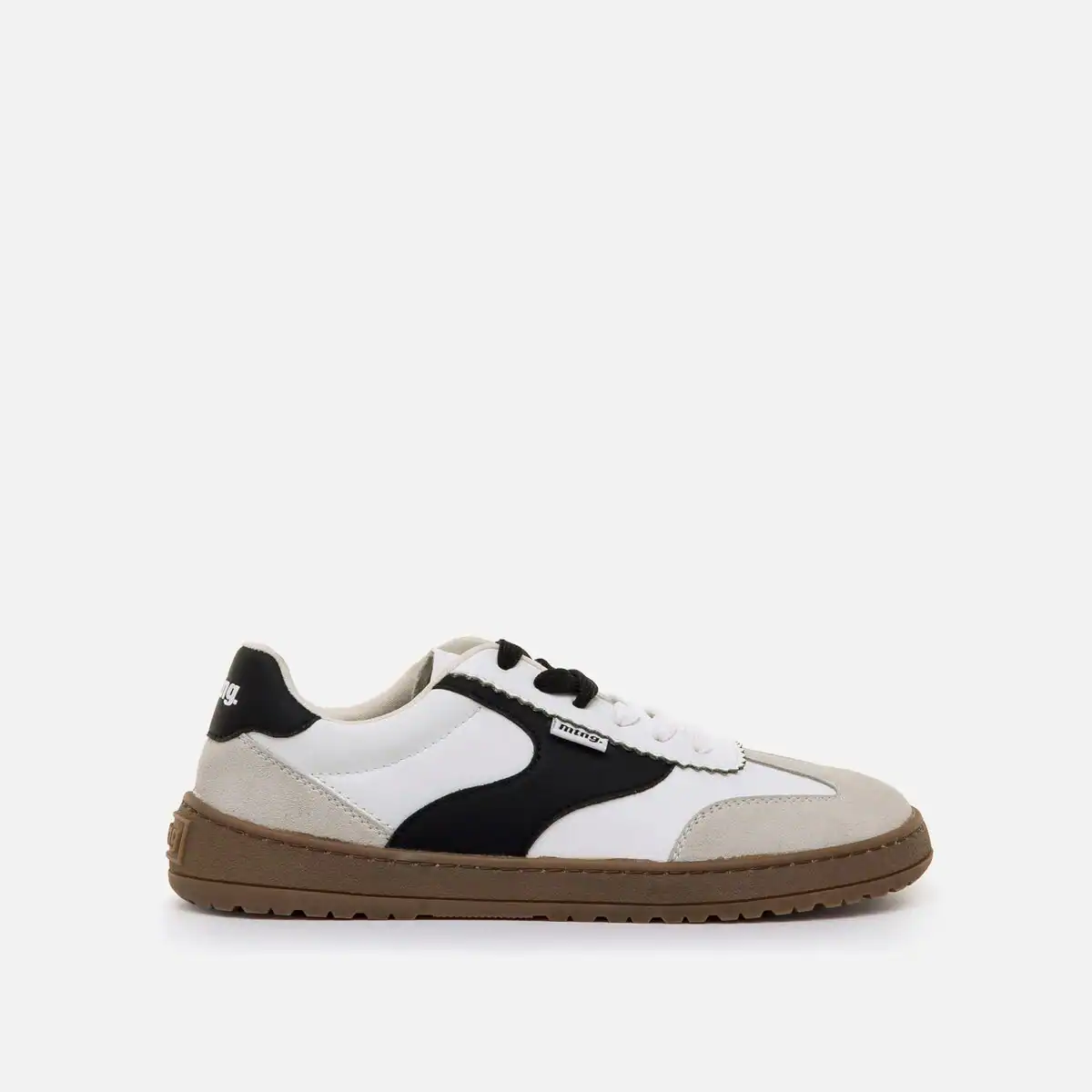 Zapatilla Mustang para adultos en color negro y beige, ideal para un estilo casual y cómodo.