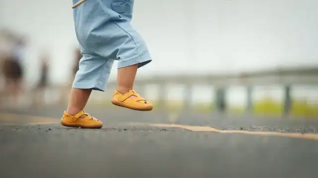 Calzado barefoot infantil qué es, beneficios y por qué los podólogos lo recomiendan