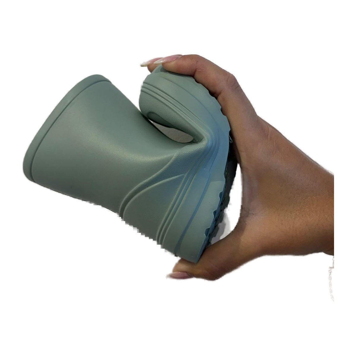 Bota de agua Hello Bland salvia doblada con la mano para mostrar su flexibilidad